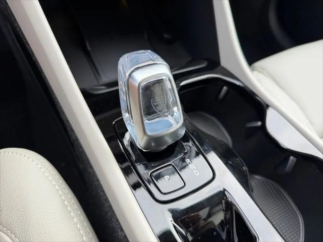 2026 Volvo XC40 Ultra, B5 AWD Gas (mild hybrid), Dark