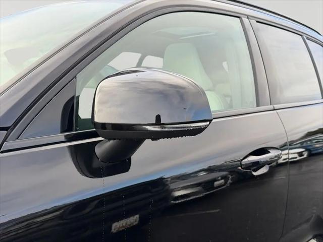 2026 Volvo XC40 Ultra, B5 AWD Gas (mild hybrid), Dark