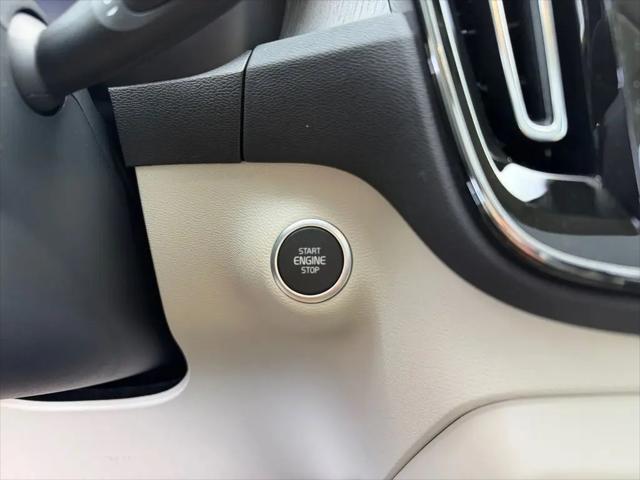 2026 Volvo XC40 Ultra, B5 AWD Gas (mild hybrid), Dark