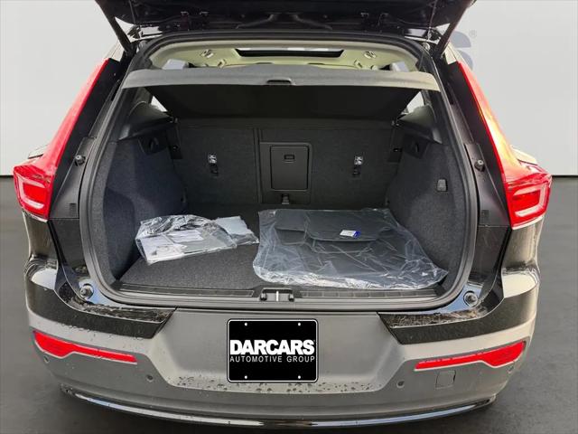 2026 Volvo XC40 Ultra, B5 AWD Gas (mild hybrid), Dark