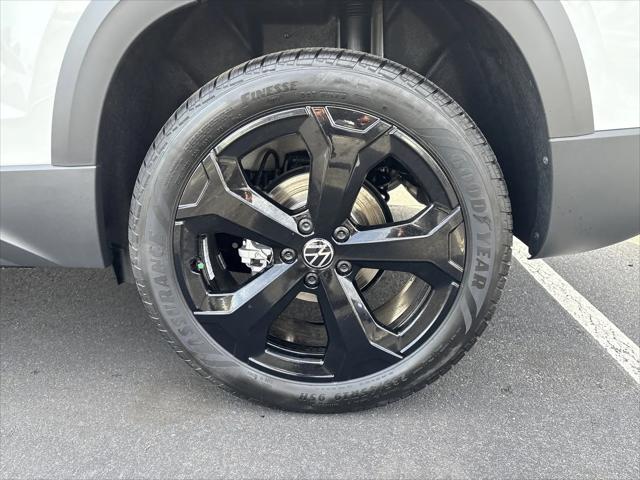 2026 Volkswagen Taos SE Black