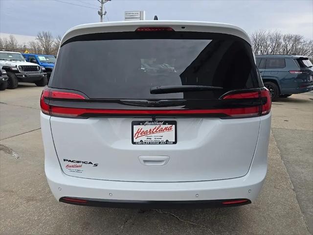 2026 Chrysler Pacifica Select