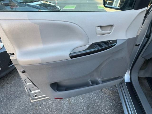 2014 Toyota Sienna LE V6 8 Passenger