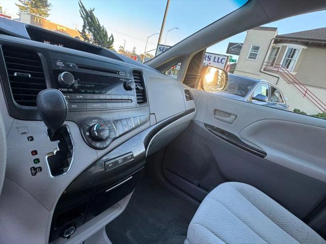 2014 Toyota Sienna LE V6 8 Passenger