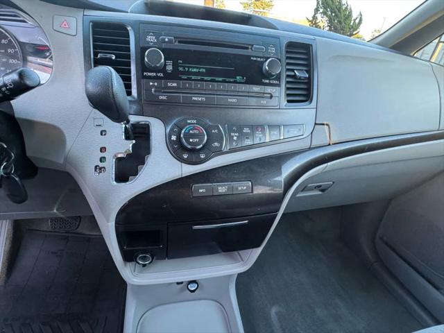 2014 Toyota Sienna LE V6 8 Passenger