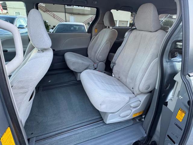 2014 Toyota Sienna LE V6 8 Passenger