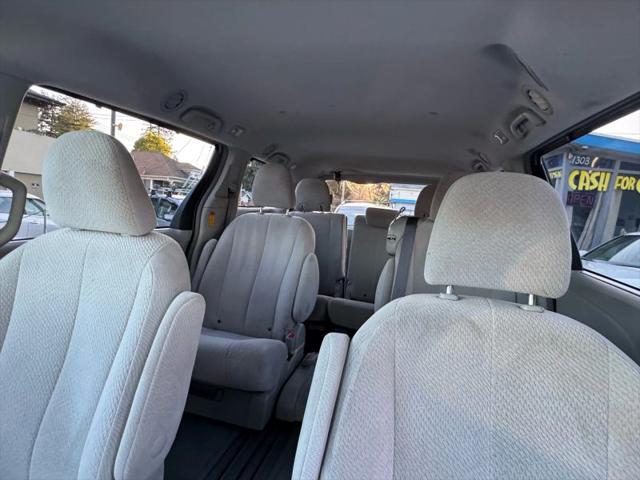 2014 Toyota Sienna LE V6 8 Passenger