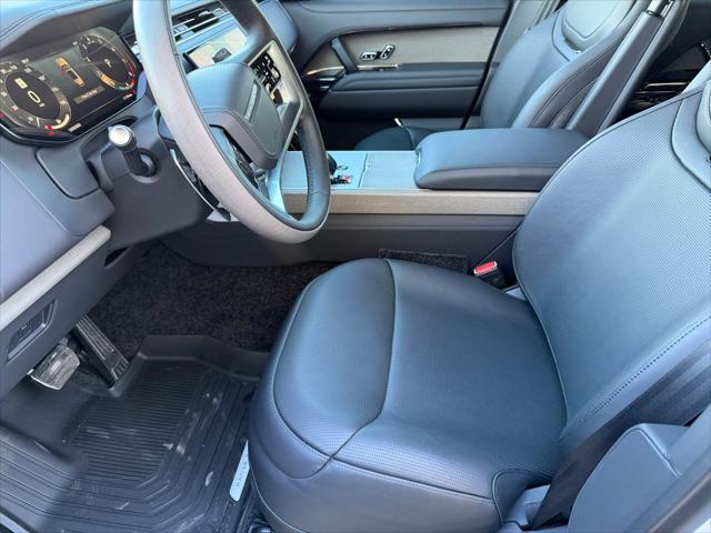2026 Land Rover Range Rover P615 SV