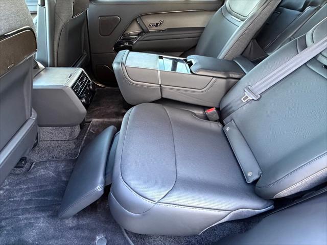 2026 Land Rover Range Rover P615 SV
