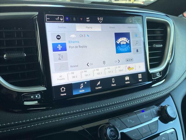 2026 Chrysler Pacifica Select AWD