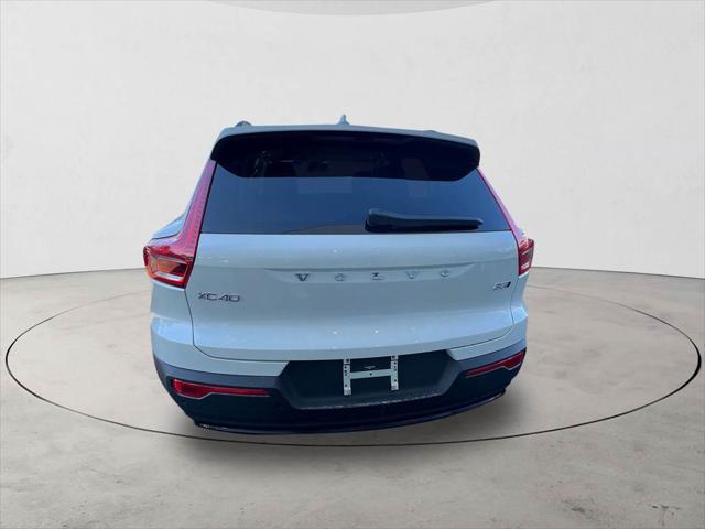 2026 Volvo XC40 Plus, B5 AWD Gas (mild hybrid), Dark
