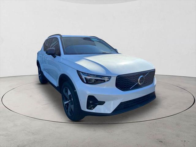 2026 Volvo XC40 Plus, B5 AWD Gas (mild hybrid), Dark