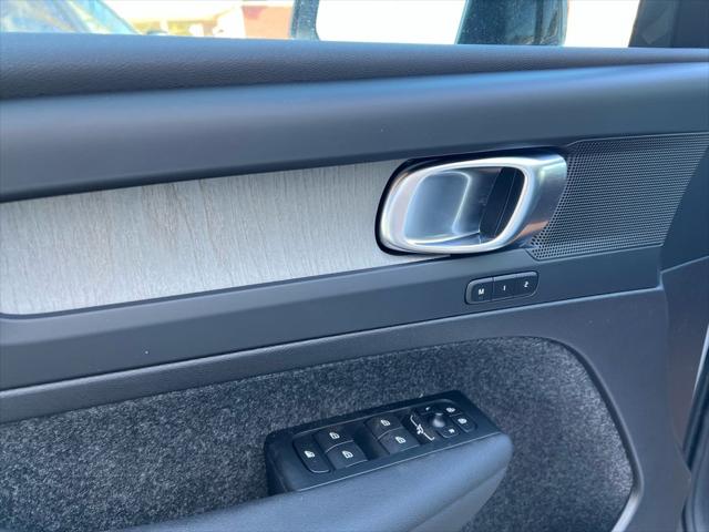 2026 Volvo XC40 Plus, B5 AWD Gas (mild hybrid), Dark
