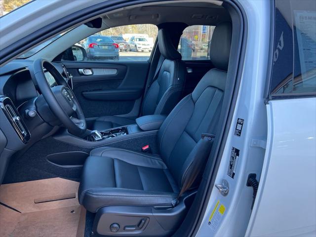 2026 Volvo XC40 Plus, B5 AWD Gas (mild hybrid), Dark