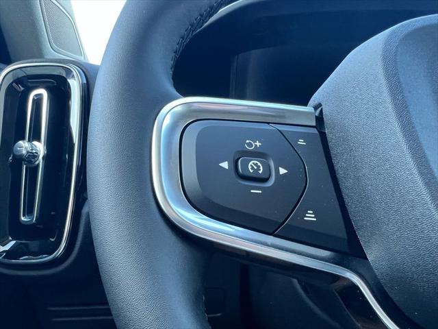 2026 Volvo XC40 Plus, B5 AWD Gas (mild hybrid), Dark