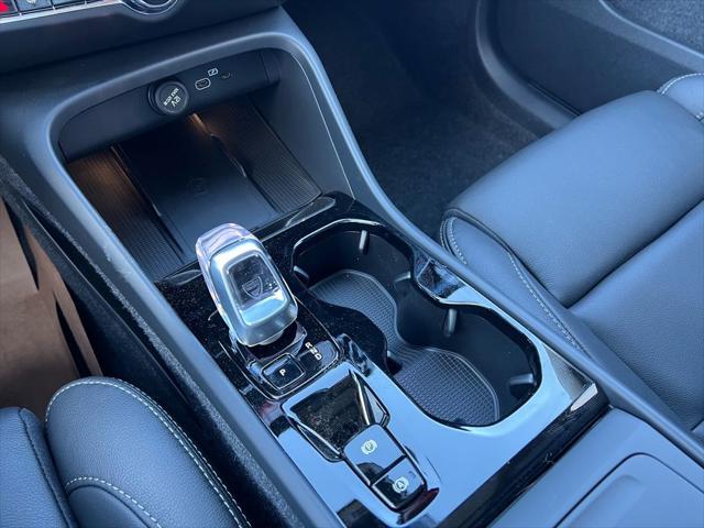 2026 Volvo XC40 Plus, B5 AWD Gas (mild hybrid), Dark