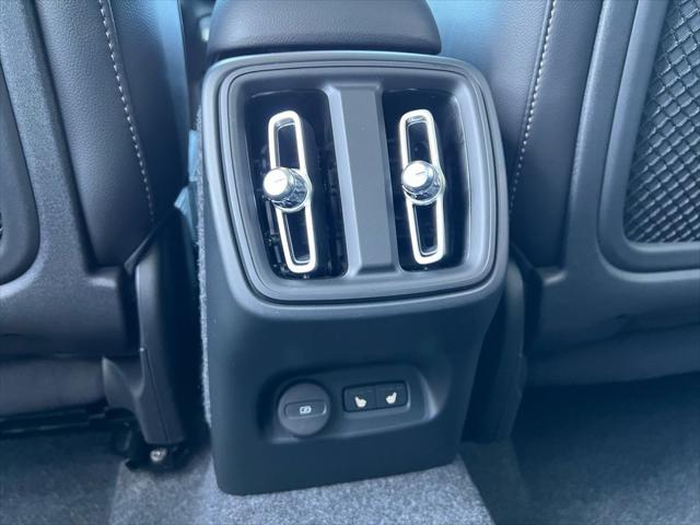 2026 Volvo XC40 Plus, B5 AWD Gas (mild hybrid), Dark