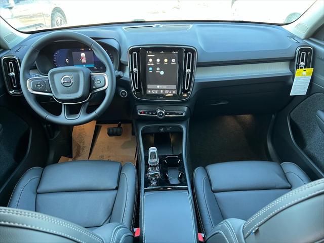 2026 Volvo XC40 Plus, B5 AWD Gas (mild hybrid), Dark