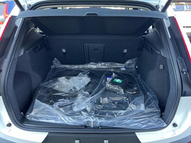 2026 Volvo XC40 Plus, B5 AWD Gas (mild hybrid), Dark