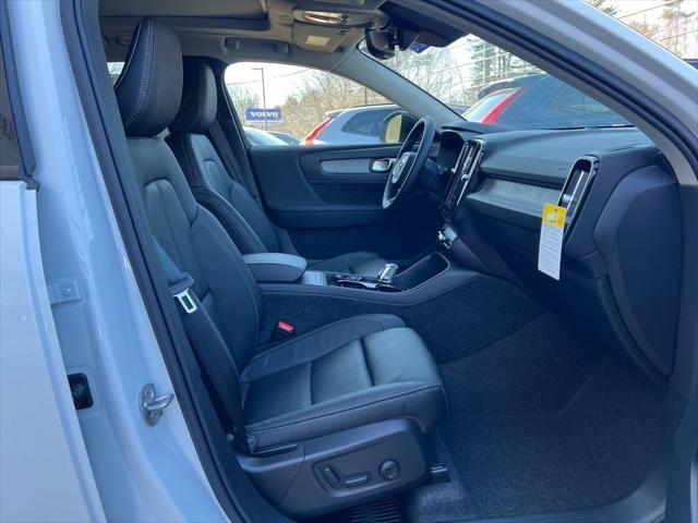 2026 Volvo XC40 Plus, B5 AWD Gas (mild hybrid), Dark