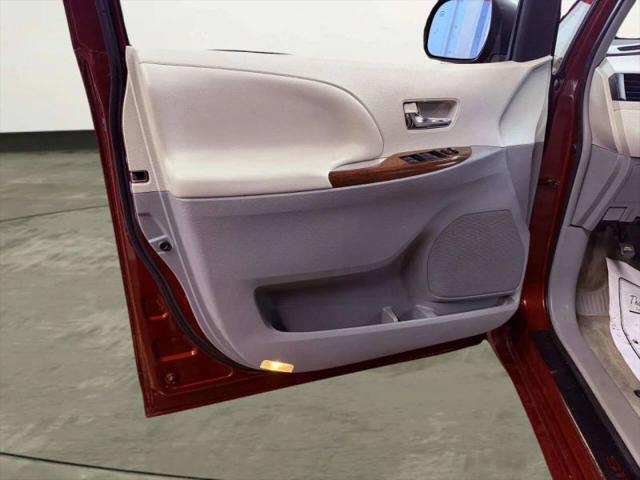 2013 Toyota Sienna XLE V6 8 Passenger