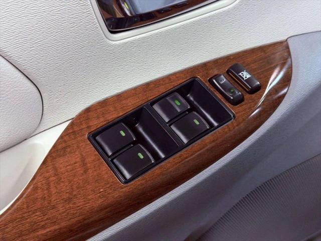 2013 Toyota Sienna XLE V6 8 Passenger