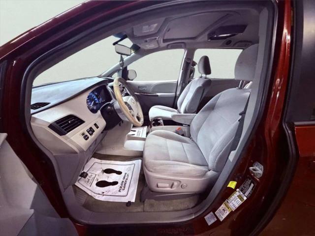 2013 Toyota Sienna XLE V6 8 Passenger