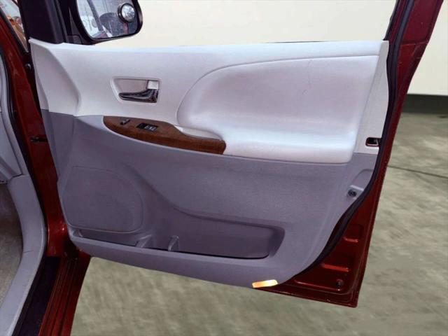 2013 Toyota Sienna XLE V6 8 Passenger