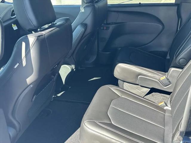 2026 Chrysler Pacifica Select AWD