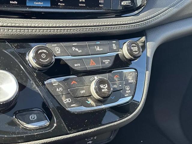 2026 Chrysler Pacifica Select AWD