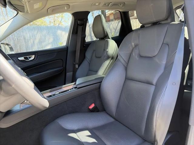 2023 Volvo XC60 B5 Plus Dark Theme