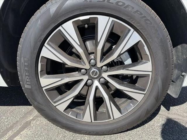 2023 Volvo XC60 B5 Plus Dark Theme