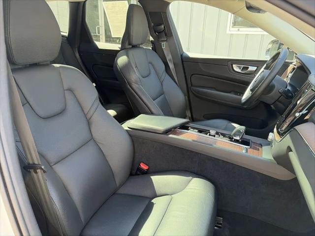 2023 Volvo XC60 B5 Plus Dark Theme