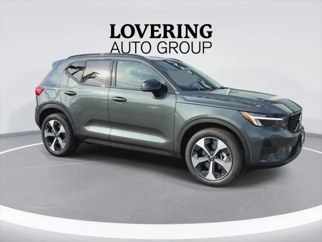 2026 Volvo XC40 Core, B5 AWD Gas (mild hybrid), Dark