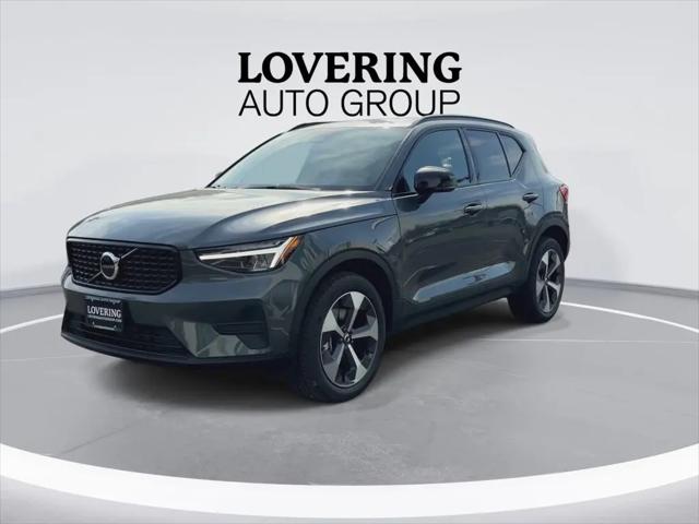 2026 Volvo XC40 Core, B5 AWD Gas (mild hybrid), Dark
