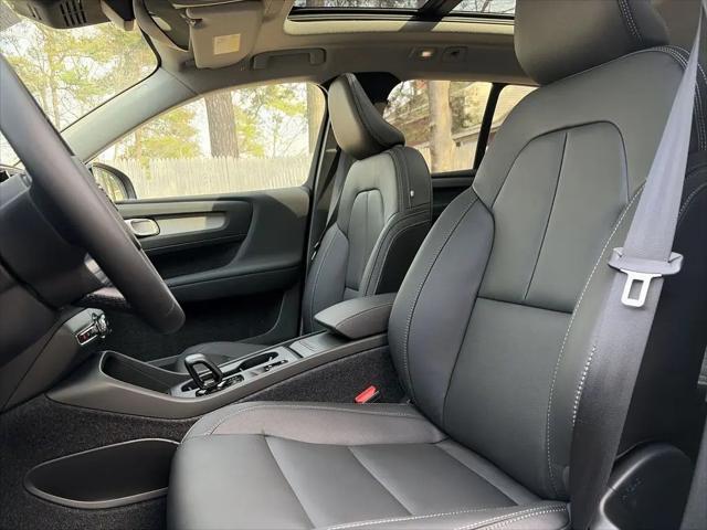2026 Volvo XC40 Core, B5 AWD Gas (mild hybrid), Dark