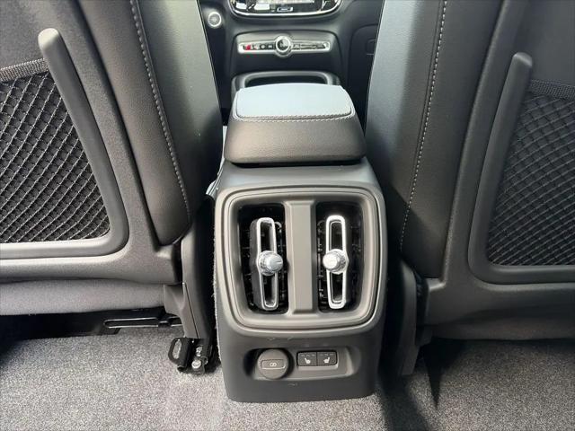 2026 Volvo XC40 Core, B5 AWD Gas (mild hybrid), Dark