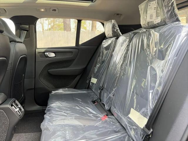 2026 Volvo XC40 Core, B5 AWD Gas (mild hybrid), Dark