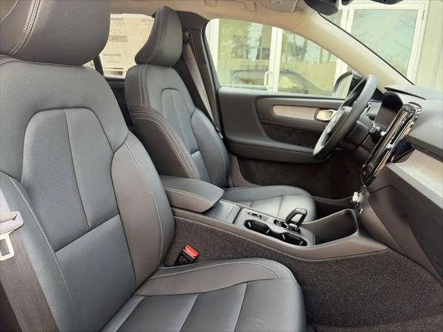 2026 Volvo XC40 Core, B5 AWD Gas (mild hybrid), Dark