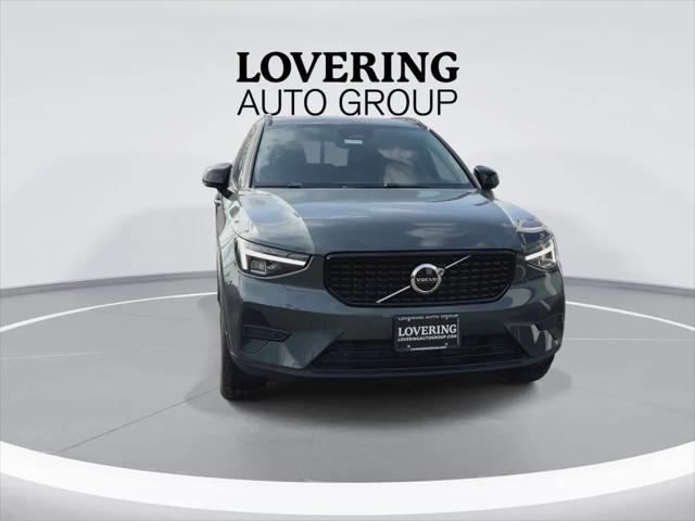 2026 Volvo XC40 Core, B5 AWD Gas (mild hybrid), Dark