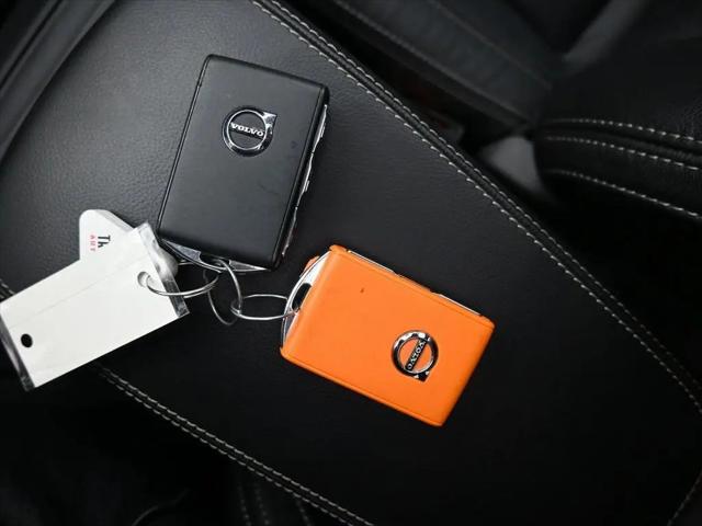 2024 Volvo XC40 B5 Ultimate Bright Theme