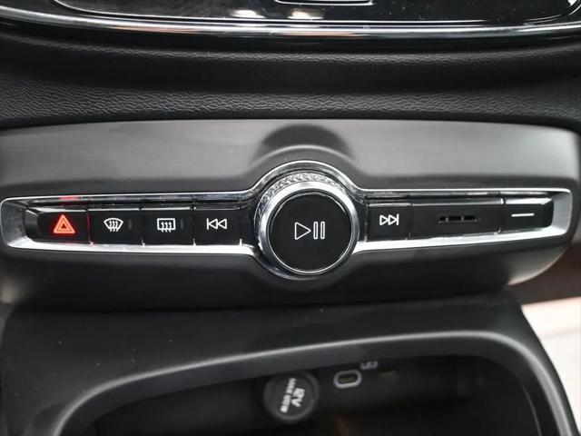 2024 Volvo XC40 B5 Ultimate Bright Theme
