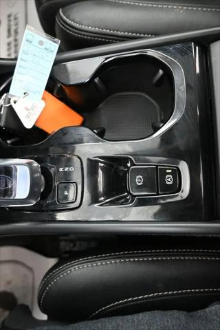 2024 Volvo XC40 B5 Ultimate Bright Theme