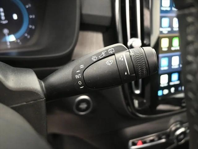 2024 Volvo XC40 B5 Ultimate Bright Theme