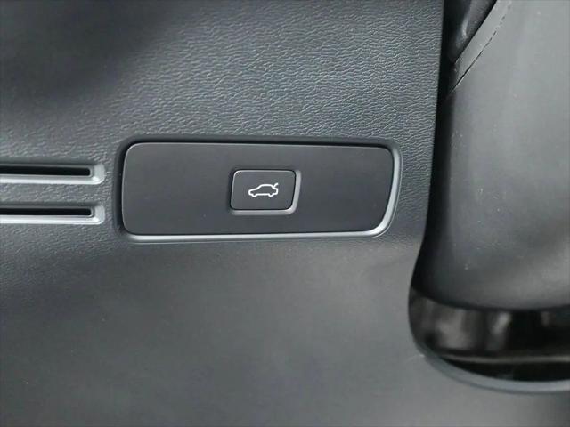 2024 Volvo XC40 B5 Ultimate Bright Theme