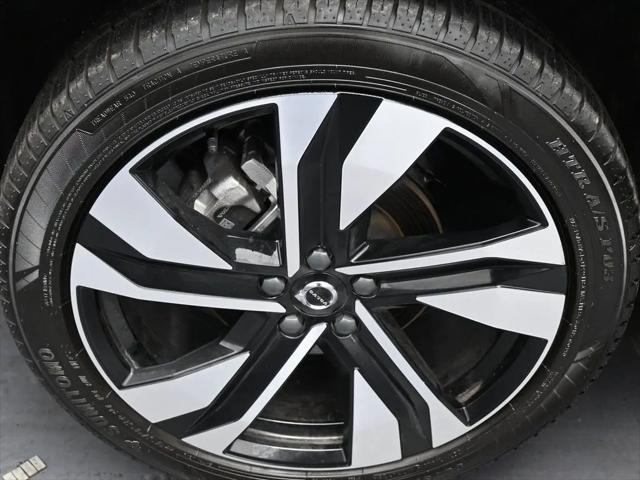 2024 Volvo XC40 B5 Ultimate Bright Theme