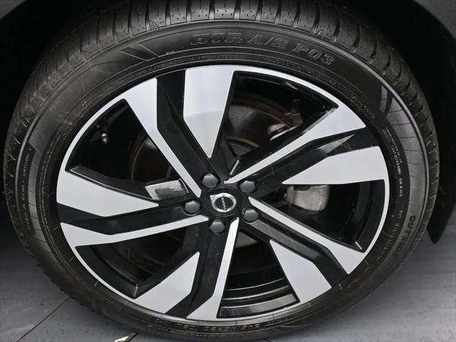 2024 Volvo XC40 B5 Ultimate Bright Theme