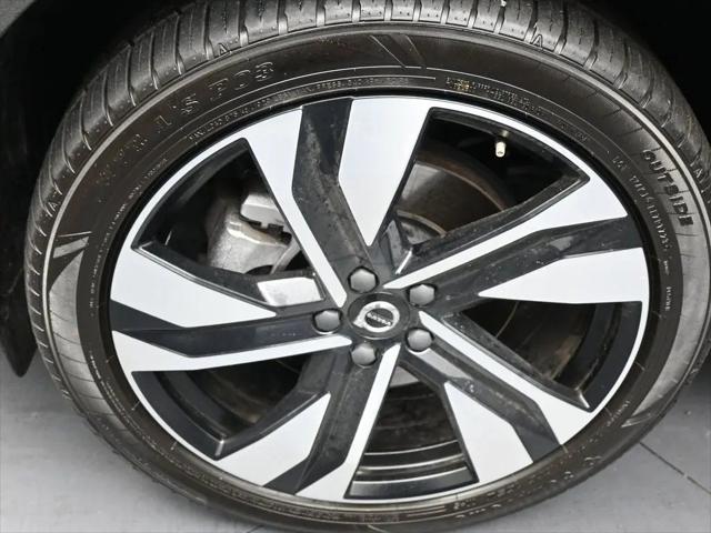 2024 Volvo XC40 B5 Ultimate Bright Theme