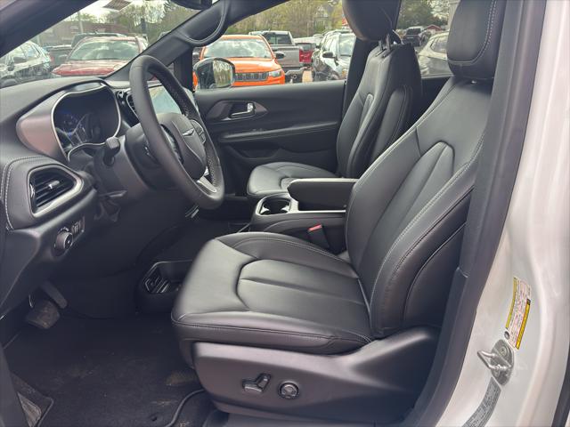 2026 Chrysler Pacifica Select AWD