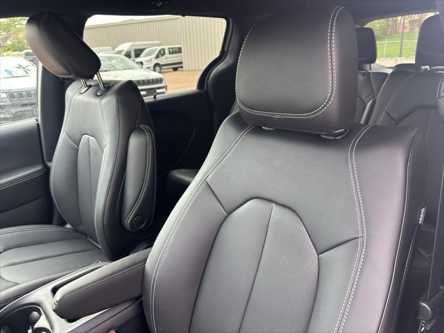 2026 Chrysler Pacifica Select AWD
